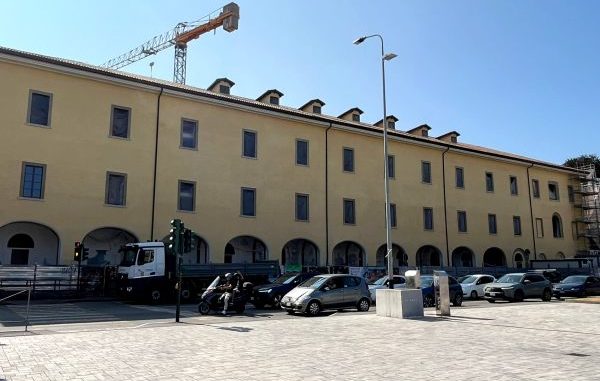 varese caserma facciata piazza