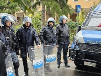 Gallarate bosco insulti polizia