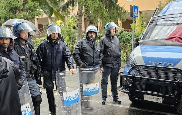 Gallarate bosco insulti polizia