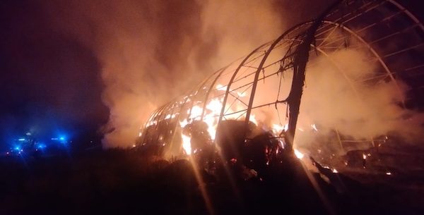 Gavirate incendio rotoballe fieno