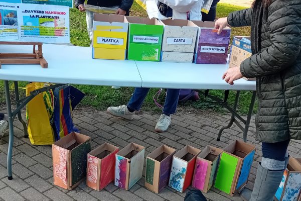 busto ragazzi abbraccio tessile 