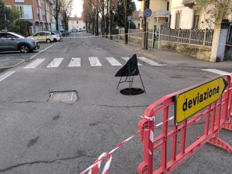 somma lombardo buca strada