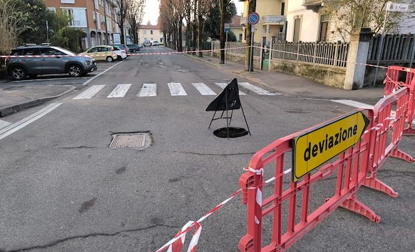 somma lombardo buca strada