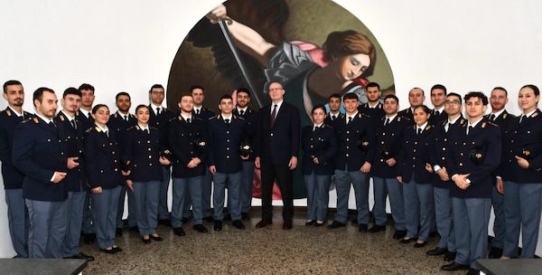VARESE - Nella mattinata di ieri, 18 dicembre, il questore di Varese Carlo Mazza ha accolto e dato il benvenuto ai nuovi agenti della Polizia