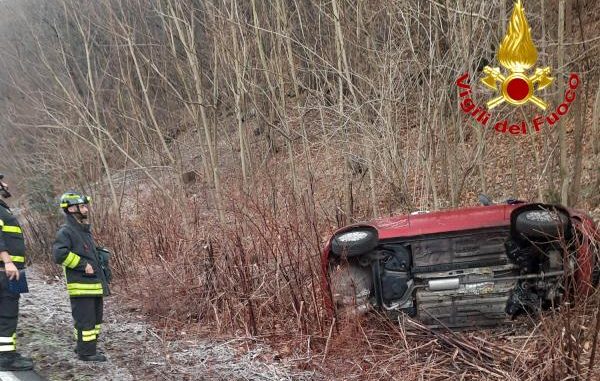 auto si ribalta luino