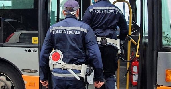 Varese polizia sugli autobus