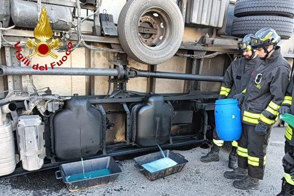 camion ribaltato cislago gasolio