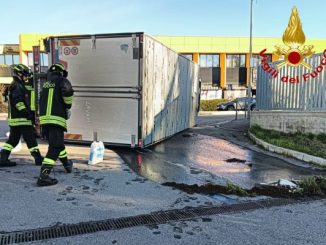 camion ribaltato cislago gasolio