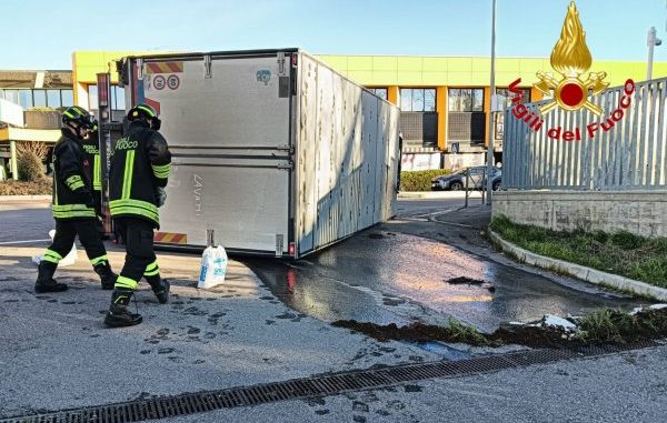 camion ribaltato cislago gasolio