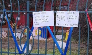 cardano vandali asilo addobbi