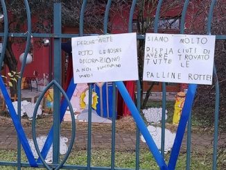 cardano vandali asilo addobbi