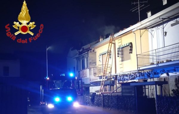 cassano brucia tetto casa