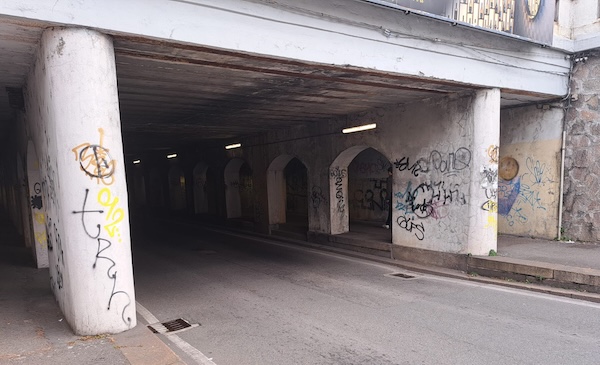 Gallarate scalinata liberty vandali