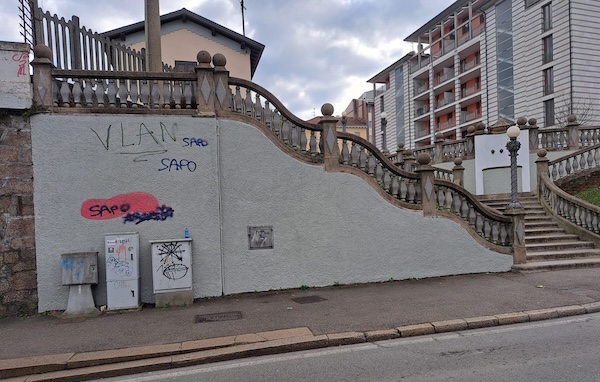 Gallarate scalinata liberty vandali