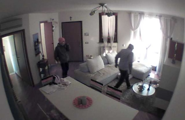 Gallarate ladri casa pistola