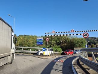 Vergiate sbarra camion