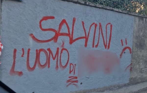 Besnate salvini insulti muri