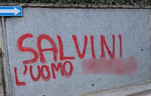 Besnate salvini insulti muri