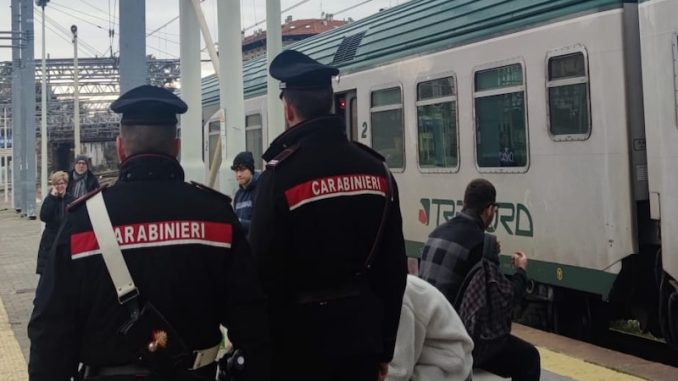 carabinieri treno stazione