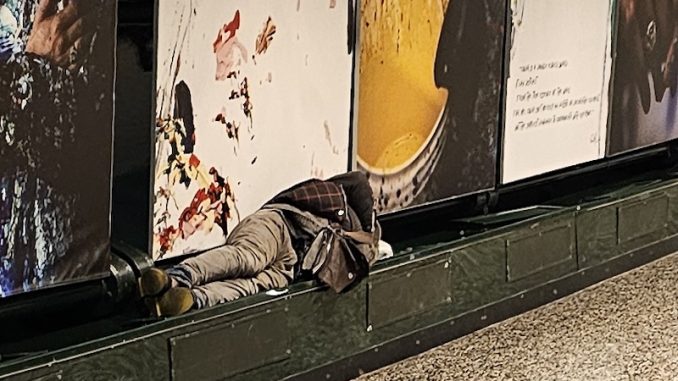 Malpensa senzatetto dormono aeroporto