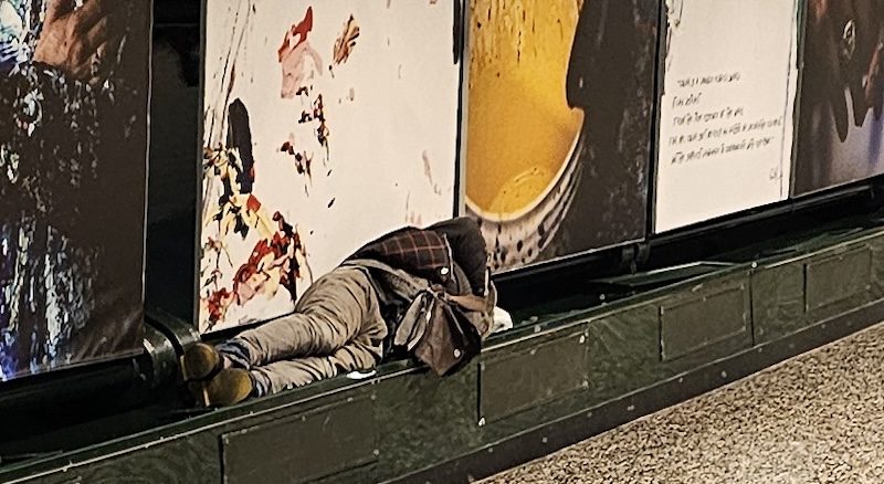 Malpensa senzatetto dormono aeroporto