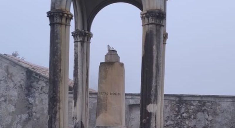 Ispra statua vandali Mongini