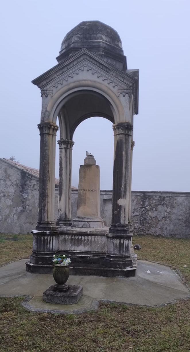 Ispra statua vandali Mongini