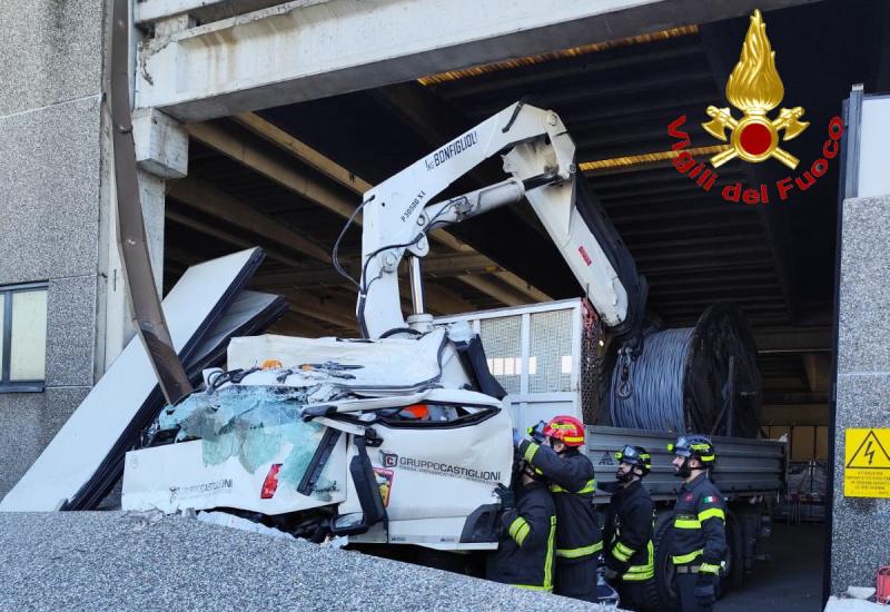 busto camion capannone ferito