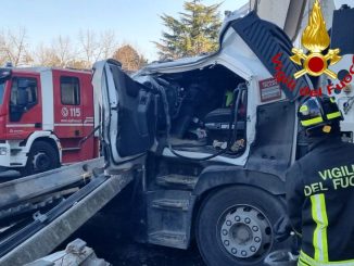 busto camion capannone ferito