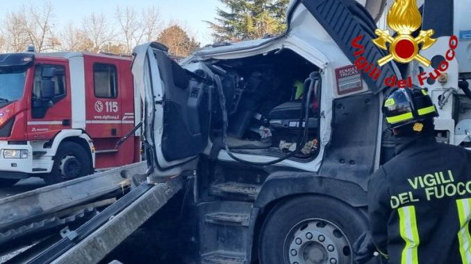 busto camion capannone ferito