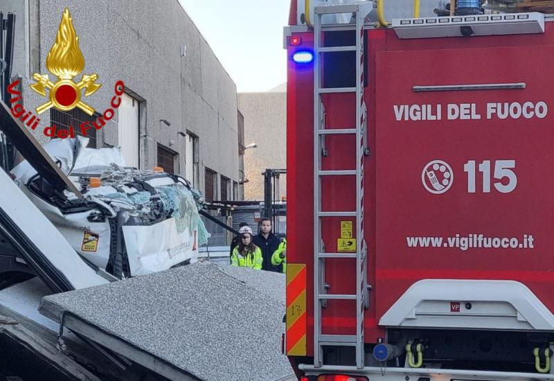 busto camion capannone ferito
