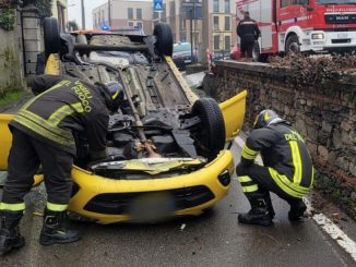 sesto calende auto si ribalta