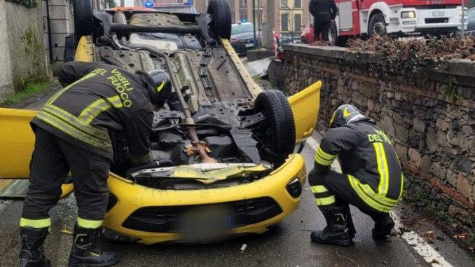 sesto calende auto si ribalta