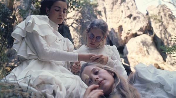 varese film hanging rock 03