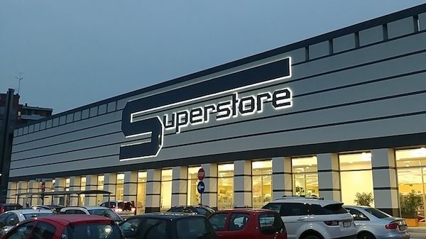 sesto calende esselunga parcheggio