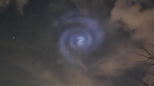 Spirale luce blu cielo