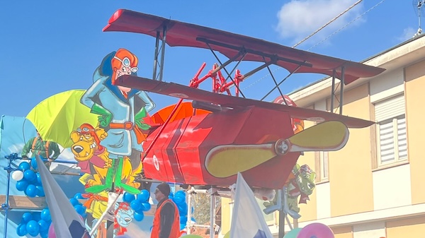 CASSANO MAGNAGO - Lo chiamano il “Carnevale più bello della provincia”. E Cassano Magnago non delude le aspettative CASSANO MAGNAGO - Lo chiamano il “Carnevale più bello della provincia”. E Cassano Magnago non delude le aspettative