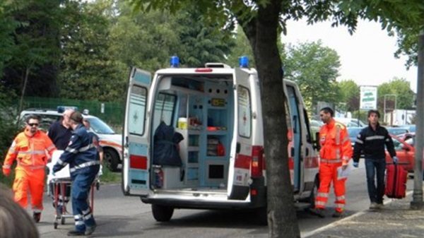 ambulanza soccorso sanitari crocerossa