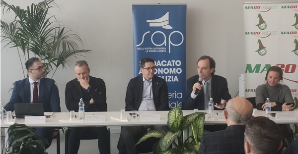 Da sinistra: Cristian Sternativo, Stefano Paoloni, Nicola Molteni, il giornalista del "Sole 24 Ore" Alessandro Galimberti (moderatore) e Rachele S. De Stefanis