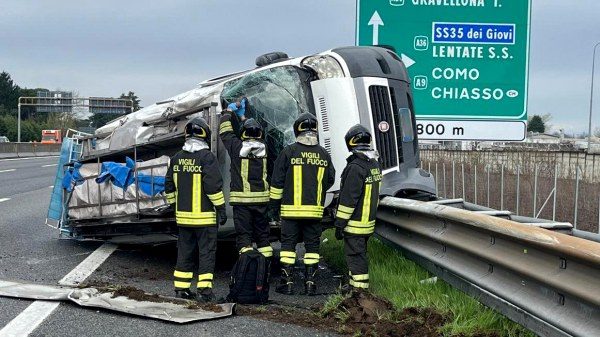 furgone si ribalta autostrada