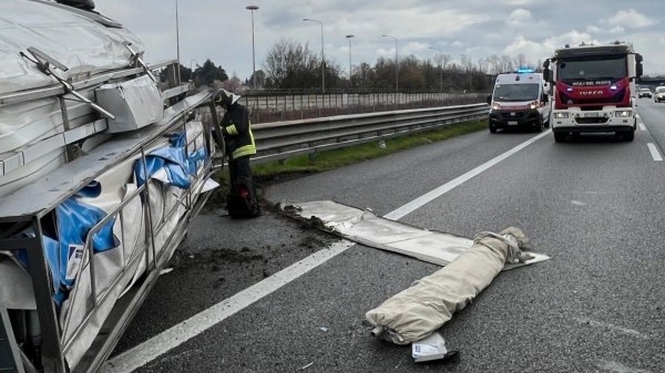 furgone si ribalta autostrada