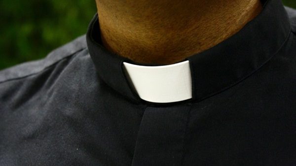 sacerdote abusi procura