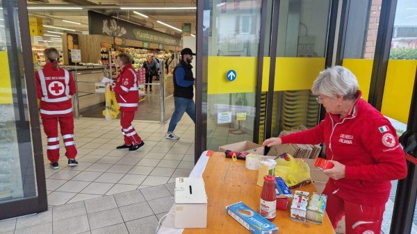 raccolta alimentare croce rossa varese