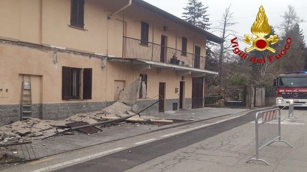 somma lombardo crollo balcone