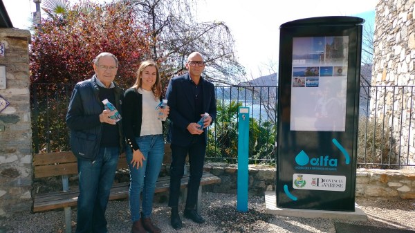 turisti bevono acqua lago maggiore