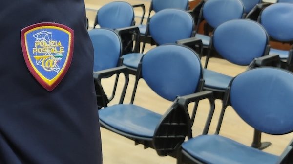 Gallarate incontro polizia postale