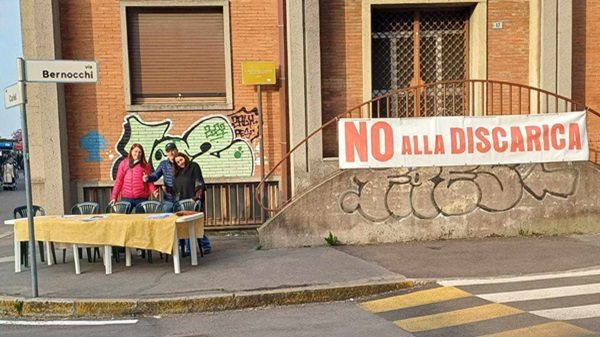 banchetto firme comitato discarica cerromaggiore