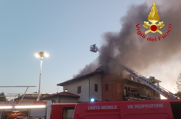 Cardano al campo incendio palazzina