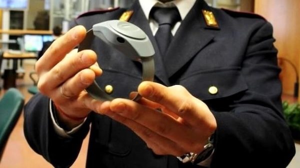 gallarate-polizia-braccialetto-elettronico