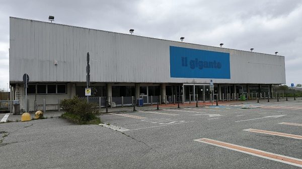 lonate gigante negozio cinesi